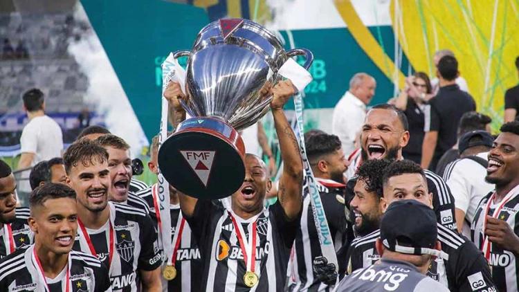 Elenco do Atlético Mineiro celebrando a conquista do campeonato mineiro de 2024