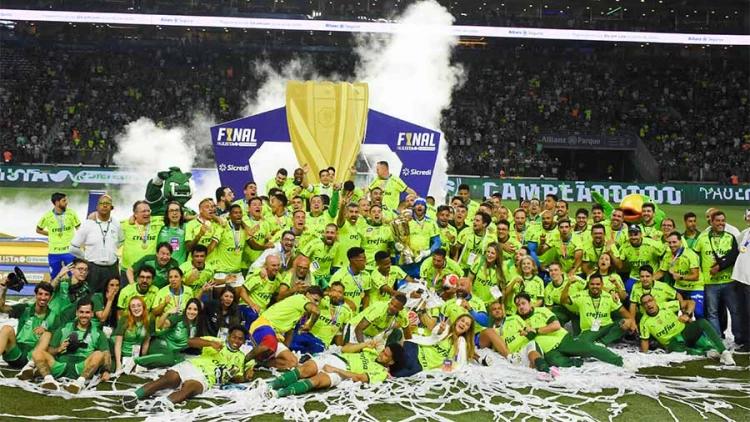 Time e comissão técnica do Palmeiras celebrando a vitória no campeonato paulista 2024