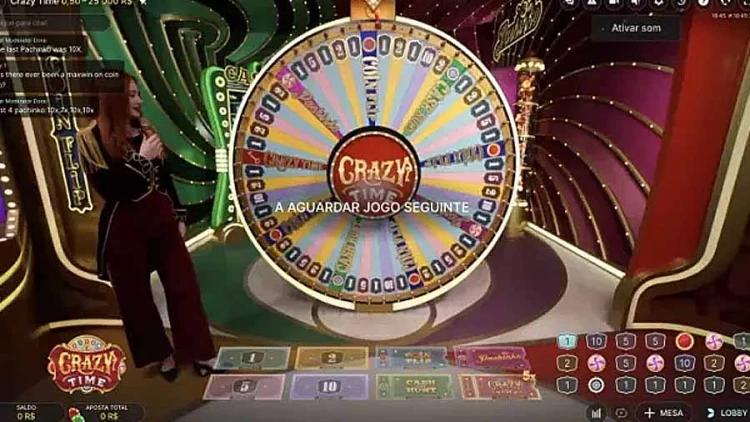 Captura de tela Demonstração do jogo Crazy Time ao Vivo com uma dealer a girar a roda e interagir com os apostadores.