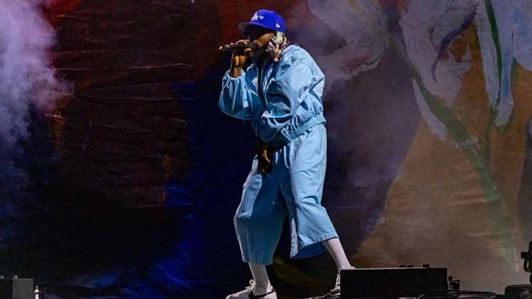 Kendrick Lamar performando em palco em festival de música 